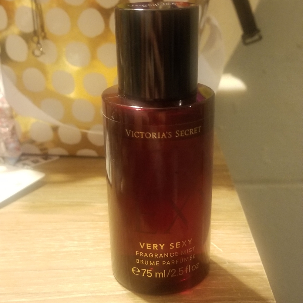 e75 ml/ 2.5 fl oz VS Fragrance Mist